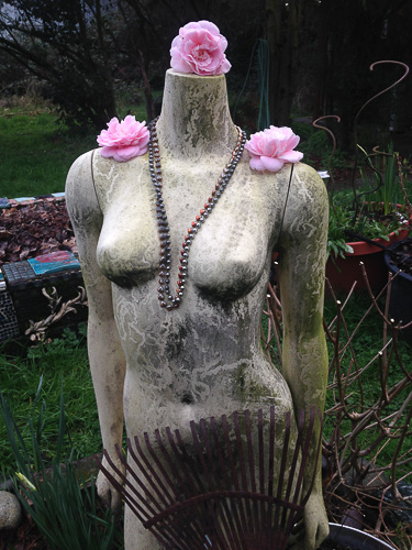 22-mannequin-and-flowers